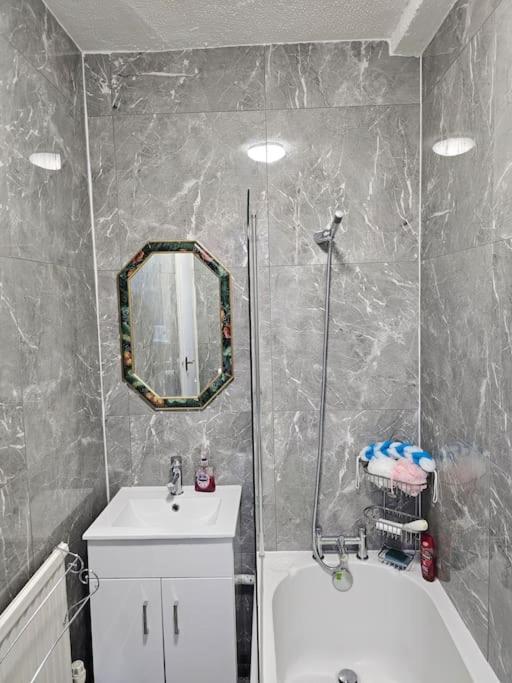 Luxury Home In Lewisham บรอมลีย์ ภายนอก รูปภาพ